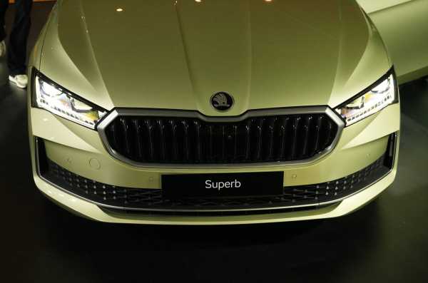 2027 Skoda Superb diesel front quarter