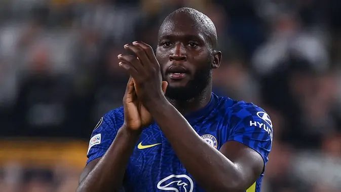 Romelu Lukaku meninggalkan Inter Milan dan kembali ke Chelsea pada awal musim 2021/2022. The Blues merekrut Lukaku dengan biaya yang mencapai 115 juta euro. Namun, kembalinya Lukaku ke Stamford Bridge tidak berjalan sesuai rencana. Penyerang asal Belgia tersebut mengalami kesulitan di bawah asuhan Thomas Tuchel. Lukaku tidak betah di Chelsea dan akhirnya kembali ke Inter pada musim panas ini. Lukaku balik ke Giuseppe Meazza dengan status pinjaman selama semusim ke depan. (AFP/Marco Bertorello)