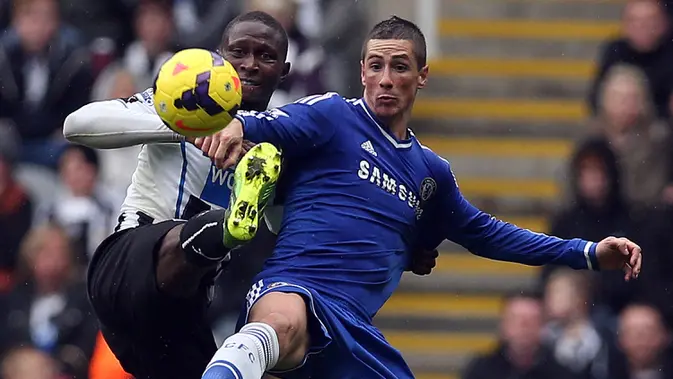 Liverpool melepas Fernando Torres ke Chelsea pada pertengahan musim 2010/2011 dengan nilai transfer sebesar 58,5 juta euro. Selama 3,5 musim berseragam Liverpool, ia total tampil dalam 142 laga di semua ajang dengan torehan 81 gol dan 20 assist. (AFP/Ian MacNicol)