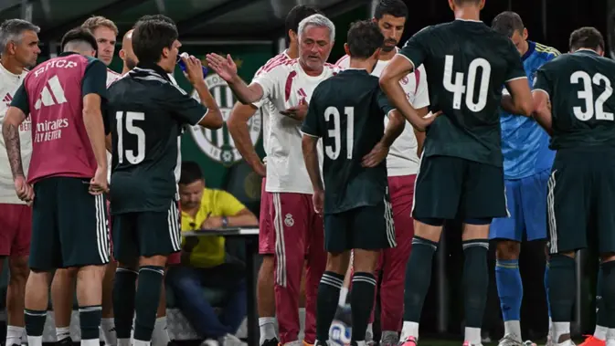 Pelatih Real Madrid asal Portugal, Jose Mourinho (tengah), berbicara dengan para pemainnya saat pertandingan pramusim antara Ferencvaros dan Real Madrid di Budapest, Hungaria, pada 8 Agustus 2026. (Attila KISBENEDEK/AFP)