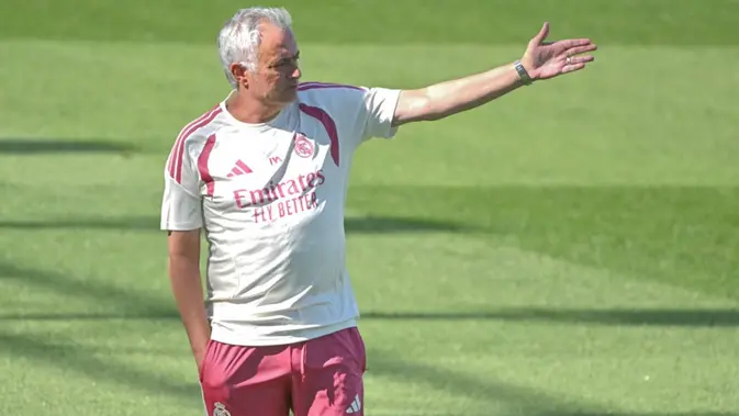 Pelatih Real Madrid asal Portugal Jose Mourinho memberi isyarat saat memimpin sesi latihan di Stadion Alfredo di Stefano di Valdebebas, di pinggiran Madrid, pada 24 Juli 2026. (Javier SORIANO/AFP)