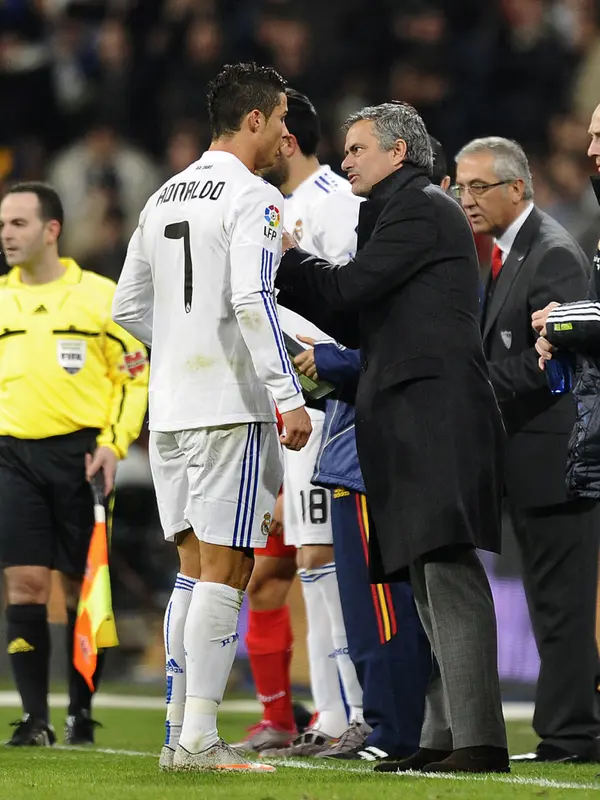 Pelatih  Real Madrid Jose Mourinho (kanan) berbicara dengan penyerang Cristiano Ronaldo selama bertandign melawan Sevilla pada La Liga Spanyol di stadion Santiago Bernabeu pada 19 Desember 2010. (AFP/Pierre-Philippe Marcou)