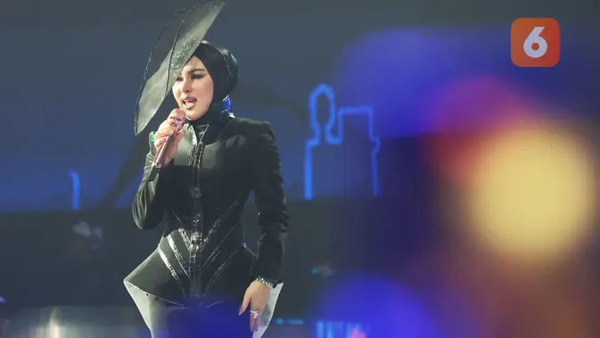 Princess Syahrini kembali tampil di layar kaca setelah enam tahun vakum dan menjadi perhatian saat tampil di panggung indoor pada malam puncak HUT SCTV 36 Xtraordinary di Studio Emtek City, Jakarta, Senin (24/8/2026). (KLY/Budy Santoso)