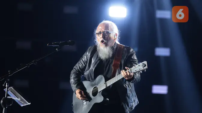 Semangat Iwan Fals membawakan lagu “Pesawat Tempurku” mengajak penonton bernyanyi bersama pada malam puncak HUT SCTV 36 Xtraordinary di Studio Emtek City, Jakarta, Senin (24/8/2026). (KLY/Budy Santoso)