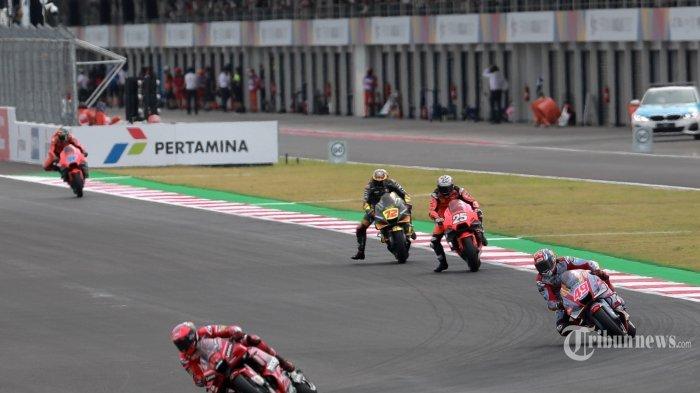 Sejumlah pebalap memacu kendaraannya saat kualifikasi MotoGP di Pertamina Mandalika International Street Circuit di KEK Mandalika, Desa Kuta, Kecamatan Pujut, Praya, Lombok Tengah, NTB, Sabtu (19/3/2022). Pembalap Monster Energy Yamaha Fabio Quartararo berhasil meraih waktu tercepat dan merebut pole position diikuti oleh pembalap dari tim Pramac Racing Jorge Martin dan Johann Zarco di posisi ketiga. Artikel ini telah tayang di Tribunnews.com dengan judul , https://www.tribunnews.com/motogp-mandalika/2022/03/20/live-streaming-motogp-mandalika-live-trans7-pukul-1400-wib-akses-di-sini-gratis.