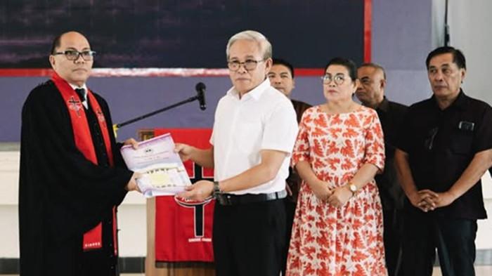Adolf Katuuk Wenas menerima Konsep Revisi Tata Gereja GMIM