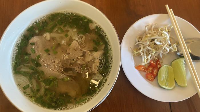 LITTLE HANOI - Pho, salah satu menu andalan Little Hanoi yang terdiri dari mi beras, kuah kaldu, irisan daging, dan tauge segar. Kuah pho dibuat dari rebusan tulang sehingga menghasilkan rasa gurih yang ringan tanpa penggunaan penyedap secara berlebihan. Senin (24/8/2026). (Mg/Sari Khikmatin).