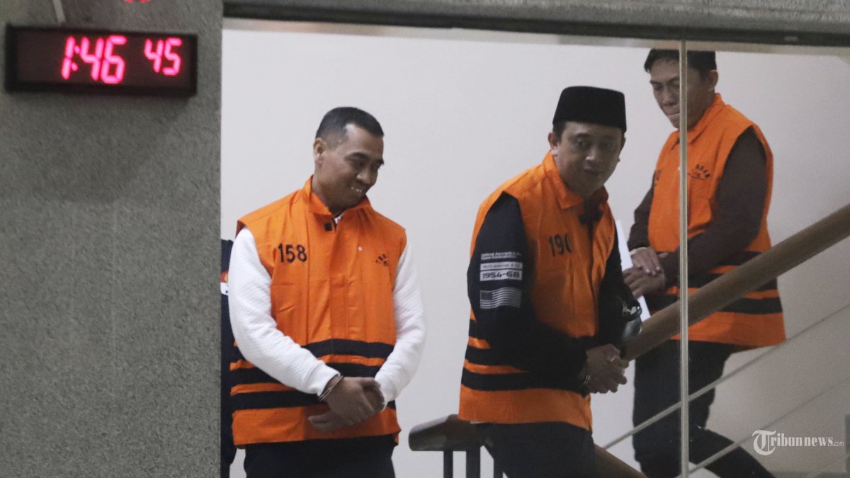 TERSANGKA KORUPSI - Wakil Rektor III Universitas Jenderal Soedirman (Unsoed) Norman Arie Prayoga bersama tersangka lainnya berjalan menuju mobil tahanan usai menjalani pemeriksaan pasca terjaring operasi tangkap tangan (OTT) di Gedung KPK, Jakarta, Sabtu (22/8/2026) dini hari. KPK resmi menahan 5 tersangka yakni Rektor Universitas Jenderal Soedirman (Unsoed) Ahmad Sodiq, Wakil Rektor III Unsoed Norman Arie Prayoga, Kepala Bagian Akademik Unsoed Eko Sumanto, pihak swasta Dian Mulia Wardhana, Mulyono dan Adhi Wiharto dengan barang bukti uang tunai senilai kurang lebih Rp665 juta dan saldo dalam rekening senilai Rp99 juta terkait kasus dugaan pemerasan proses penerimaan mahasiswa baru di Universitas Jenderal Soedirman. TRIBUNNEWS/IRWAN RISMAWAN