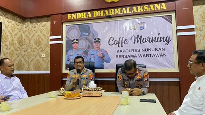 COFFEE MORNING - Kapolres Nunukan, AKBP Ruslaeni, berbincang bersama insan pers dalam kegiatan Coffee Morning di Ruang Endra Dharmalaksana Polres Nunukan, Senin (24/8/2026). Pertemuan tersebut menjadi momentum mempererat komunikasi dan sinergi Polres Nunukan dengan wartawan dalam menyampaikan informasi kepada masyarakat. (TribunKaltara.com/Fatimah Majid)