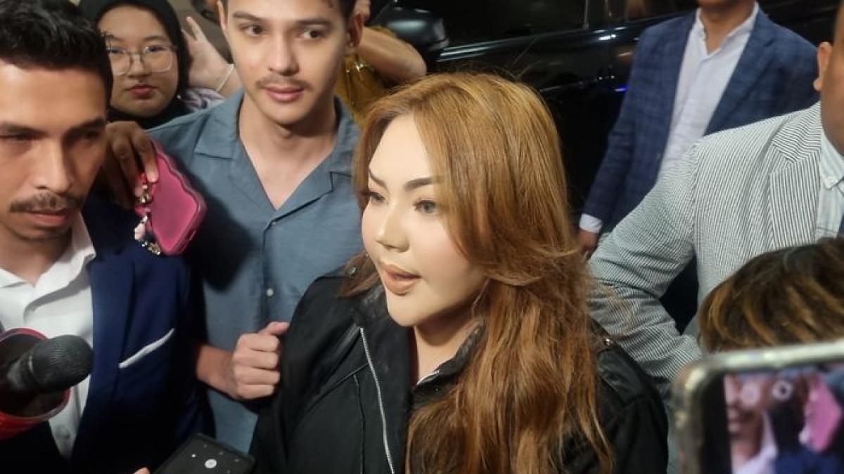 KABAR SELEB - Lisa Mariana mengaku sangat kesal karena masa lalunya kembali menjadi sorotan.