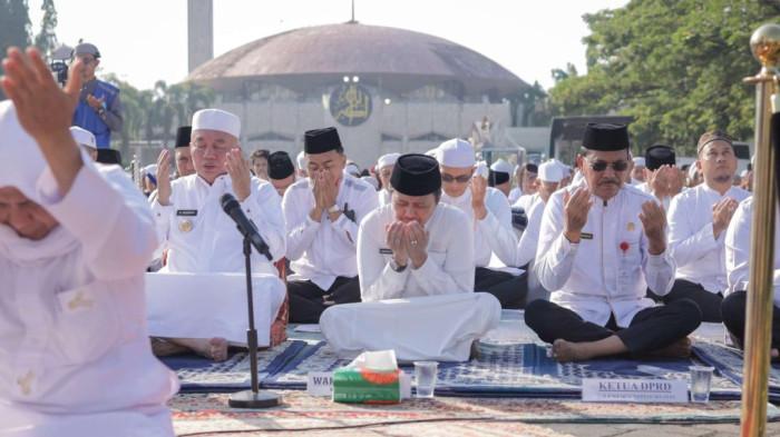 Ketua DPRD Kalsel Supian HK mengikuti Salat Istisqa 01