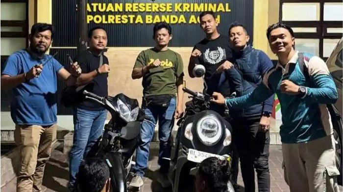 TERDUGA PELAKU PEMERASAN - Tim Opsnal Ranmor Satreskrim Polresta Banda Aceh mengamankan dua terduga pelaku perampasan sepeda motor, di Mapolresta setempat, Sabtu (22/8/2026) dini hari. Kedua pelaku yang berhasil diamankan masing-masing berinisial ZA (41), warga Banda Aceh, dan IBR (35), warga Kabupaten Aceh Besar.