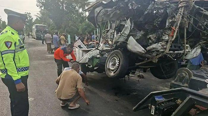 TABRAKAN MAUT - Tabrakan maut melibatkan bus penumpang Scania Putra Pelangi dan mobil pikap Isizu Traga terjadi di jalan lintas Banda Aceh–Medan, tepatnya di kawasan Desa Matang Wakeuh, Kecamatan Samalanga, Kabupaten Bireuen, Selasa (25/8/2026) sekira pukul 04.20 WIB. Insiden kecelakaan lalu lintas 