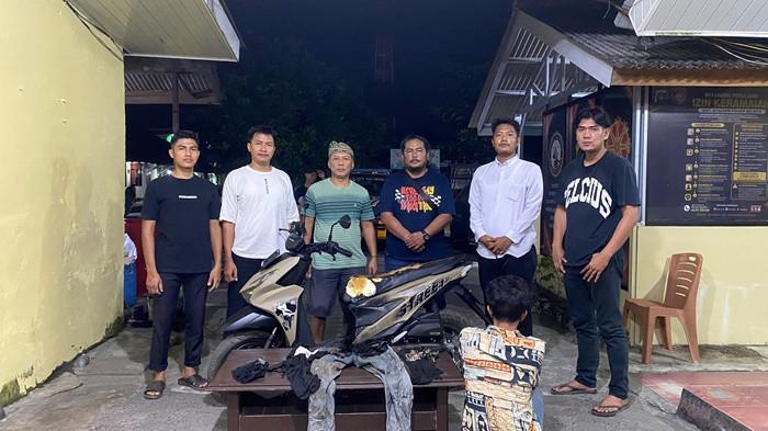 PENGANIAYAAN -- Pelaku beserta barang bukti ketika diamankan anggota Polsek Beliyu, Senin (24/8/2026)