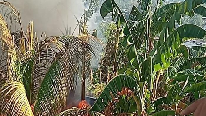 Kebakaran ban di kota Manado