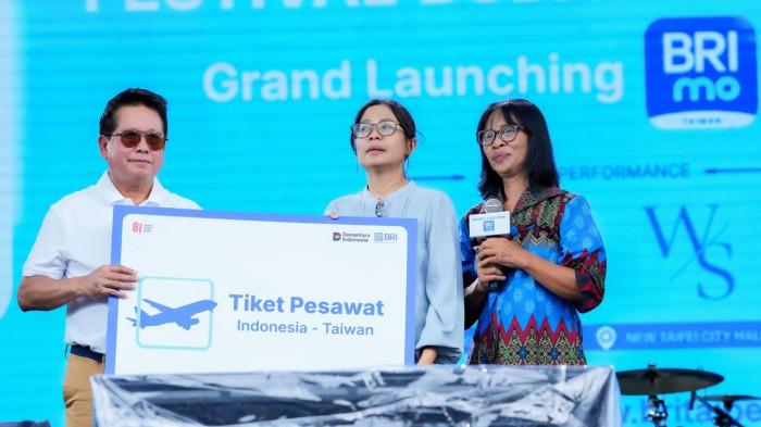 SEMAN  SEPERJUANGAN  - Direktur Utama BRI Hery Gunardi memeprtemukan Yuni Lestari (34 tahun dan  Suyati (54), ibunya, melalui  program Tali Kasih Teman Seperjuangan BRI. Yuni sudah delapan tahun pergi ke Taiwan sebagai pekerja migran Indonesia (PMI).