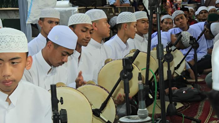 MENABUH REBANA- Sejumlah pemuda Islam saat bersiap menabuh rebana. Kegiatan seperti ini umum terlihat saat acara Maulid Nabi Muhammad S.A.W di Indonesia.