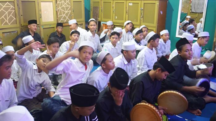 SANTRI- Ilustrasi para santri di satu pesantren saat difoto ketika latihan marawis.