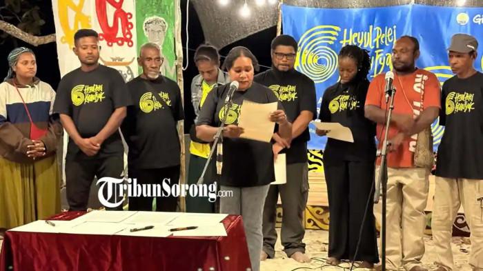adat Papua menggelar dekladad