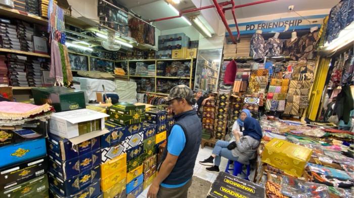 RAMADAN - Suasana salah satu toko di kawasan Pasar Baru.