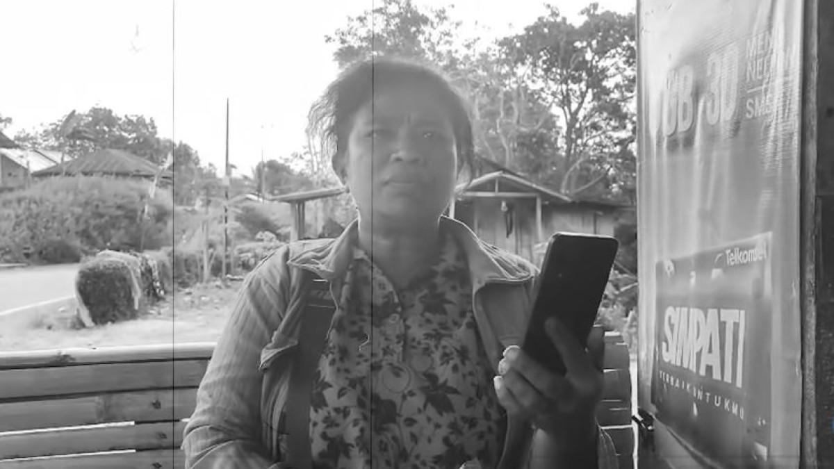 MAMA YOHANA-Mama Yohana Yulita pedagang di Pasar Danga Nagekeo bersama anaknya mengungsi ke rumah keluarga