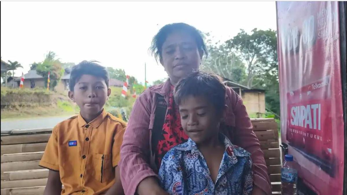 MAMA YOHANA-Mama Yohana Yulita pedagang di Pasar Danga Nagekeo bersama anaknya mengungsi ke rumah keluarga