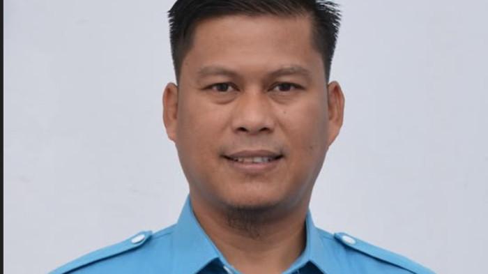 BANTAH - Ketua DPW Partai Gelora Sulawesi Barat, Syamsir menepis pernyataan Ketua DPW Partai NasDem Sulbar, Dirga Adi Putra Singkarru, yang menyebut rapat Koalisi Sulbar Maju dan Sejahtera dalam pembahasan pengajuan calon Pengganti Antarwaktu (PAW) Wakil Gubernur Sulawesi Barat tidak menggunakan Undang-Undang Nomor 10 Tahun 2016, khususnya Pasal 176. Syamsir menegaskan, UU Nomor 10 Tahun 2016 tetap menjadi salah satu dasar dalam pembahasan rapat koalisi, termasuk Pasal 176 yang mengatur mekanisme pengisian jabatan wakil gubernur yang mengalami kekosongan.