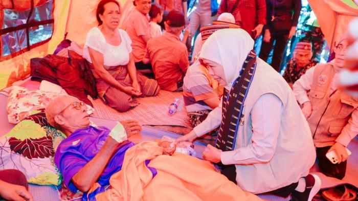 BERI SEMANGAT - Gubernur Jawa Timur Khofifah Indar Parawansa tak sekadar datang membawa bantuan bagi warga terdampak gempa bumi di Manggarai Timur, Nusa Tenggara Timur (NTT). Di lokasi pengungsian Benteng Jawa, Desa Lamba Keli, Kecamatan Lamba Leda, Kabupaten Manggarai Timur , Senin (24/8/2026).  Ia juga kuatkan warga.