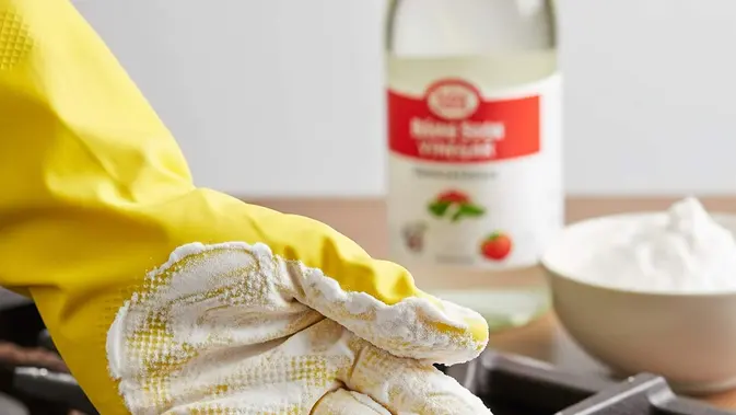 Metode Soda Kue & Cuka untuk Kerak Kompor Gas. Foto: Gemini