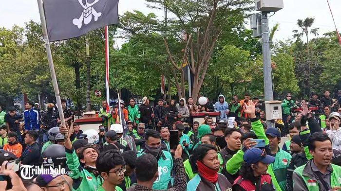 AKSI SOLIDARITAS - Ribuan driver ojol di Solo menggelar aksi solidaritas di depan Mako Brimob, Jumat (29/8/2025) siang. Mereka menggelar aksi solidaritas atas meninggalnya salah seorang rekan mereka, Affan Kurniawan karena dilindas mobil rantis milik Brimob hari Kamis kemarin di Jakarta.