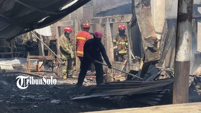 KEBAKARAN. Sebuah rumah yang juga digunakan untuk tempat produksi kursi dan sofa di Kampung Tunggulsari, Kelurahan Pajang, Kecamatan Laweyan ludes dilahap si Jago Merah pada Selasa (25/8/2026) pagi sekitar pukul 09.30 WIB. Dua orang mengalami luka bakar.