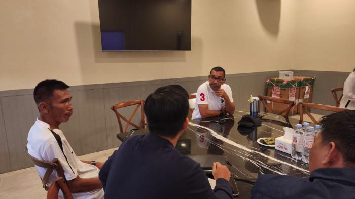 RAPAT - Plt Ketua PSSI Sulut, Arya Sinulingga, turun langsung mengecek kesiapan sejumlah venue pertandingan Piala Soeratin Zona Sulut 2026, Jumat (21/8/2026). Piala Soeratin U13, U15 dan U17 bakal diselenggarakan di Kota Manado.