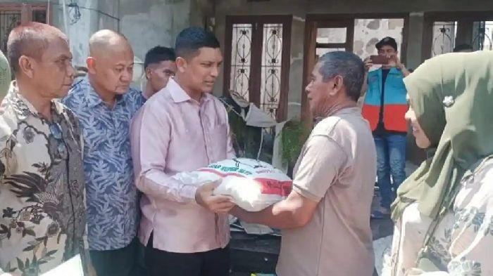 Wakil Wali Kota Banda Aceh, Afdhal Khalilullah saat menyerahkan bantuan masa panik