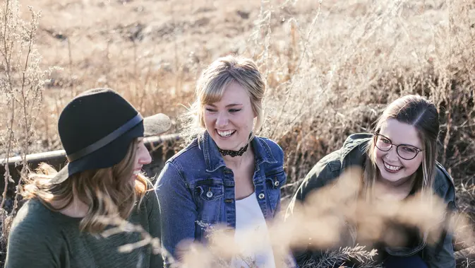 Memanusiakan sesama manusia serta empati yang tinggi menjadi salah satu tanda kecerdasan interpersonal yang tinggi. (Foto: Unsplash.com/Priscilla Du Preez 🇨🇦)
