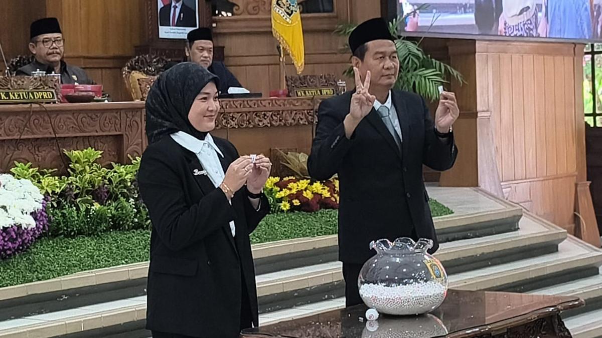 PILWABUP KLATEN - Calon Wakil Bupati Klaten mengambil nomor urut, dalam tahapan Pemilihan Wakil Bupati (Pilwabup) Klaten saat sidang paripurna di Ruang Paripurna DPRD Klaten, Senin (24/8/2026).