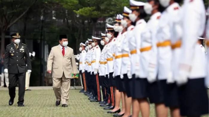 MAHASISWA UNHAN - Prabowo Subianto saat meninjau barisan mahasiswa Universitas Pertahanan. Kemenhan menyebut hijab tidak digunakan pada kegiatan tertentu saat Latsarmil dengan pertimbangan keamanan dan keselamatan selama latihan.