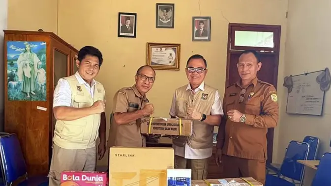 Petugas Ditjen Dukcapil menggelar layanan perbaikan dokumen di Manggarai Barat, Senin (24/8/2026). (dokumen Kemendagri).