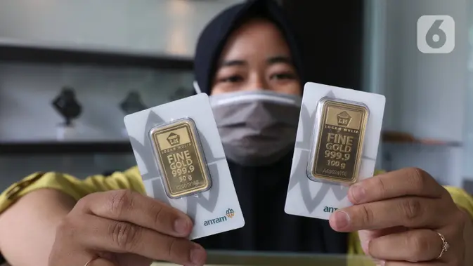 Pekerja menunjukkan emas di galeri 24 Pegadaian, Tangerang. (Liputan6.com/Angga Yuniar)