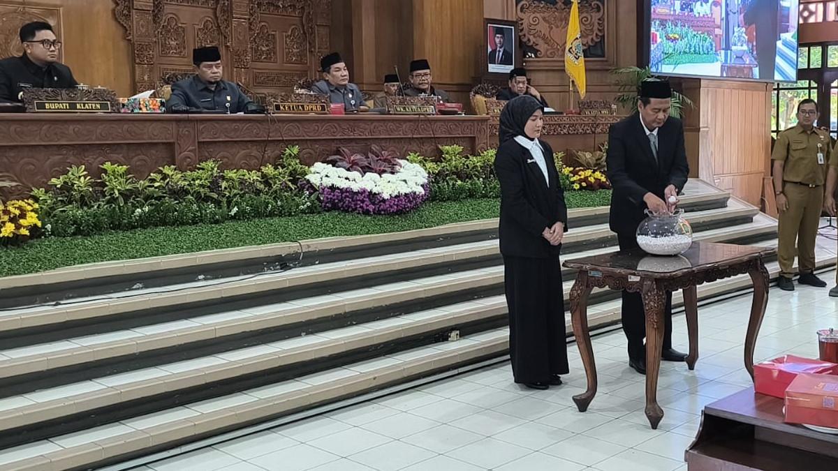 PILWABUP KLATEN - Calon Wakil Bupati Klaten mengambil nomor urut, dalam tahapan Pemilihan Wakil Bupati (Pilwabup) Klaten saat sidang paripurna di Ruang Paripurna DPRD Klaten, Senin (24/8/2026).