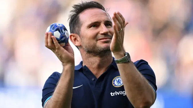 Pelatih sementara Chelsea asal Inggris, Frank Lampard, bertepuk tangan di akhir pertandingan Liga Inggris antara Chelsea dan Newcastle United di Stamford Bridge, London, pada 28 Mei 2023. Chelsea menyamakan kedudukan menjadi 1-1 melawan Newcastle United. (JUSTIN TALLIS/AFP)