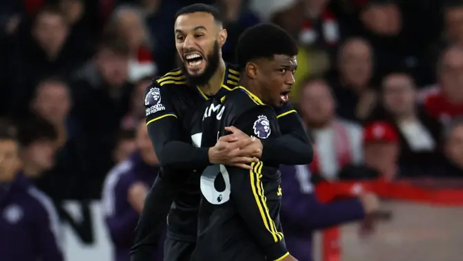 Penyerang Manchester United asal Pantai Gading #16, Amad Diallo (kanan), merayakan gol kedua timnya bersama bek Manchester United asal Maroko #03, Noussair Mazraoui, dalam pertandingan Premier League Inggris antara Nottingham Forest dan Manchester United di The City Ground, Nottingham, Inggris tengah, pada 1 November 2025. (Darren Staples/AFP)