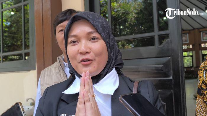 MAJU CAWABUP - Mahanni Yulindha Pratiwi saat ditemui usai sidang paripurna DPRD Klaten Senin (24/8/2026). Ia menegaskan tekadnya maju sebagai calon Wakil Bupati Klaten untuk melanjutkan perjuangan dan cita-cita almarhum suaminya, Benny Indra Ardhianto, yang sebelumnya menjabat Wakil Bupati Klaten