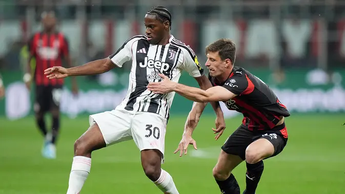 Jonathan David berebut bola dengan Matteo Gabbia dalam laga Liga Italia antara AC Milan vs Juventus di San Siro, 27 April 2026. (Spada/LaPresse via AP)