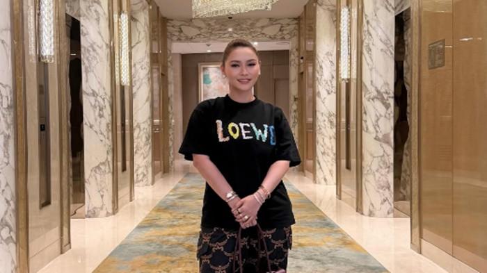 PROTES -- Inul Daratista geram namanya dicatut masuk daftar 5 artis terkaya dengan klaim harta Rp300 miliar tanpa data valid, lalu mengancam akan melaporkan akun tersebut.