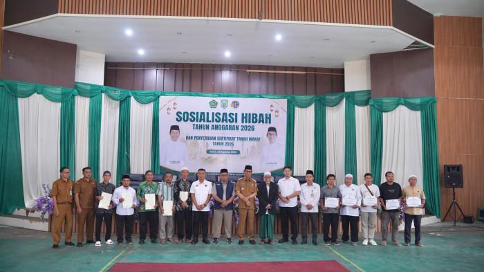 Wakil Bupati Balangan, Akhmad Fauzi berfoto bersama penerima sertifikat tanah wakaf p