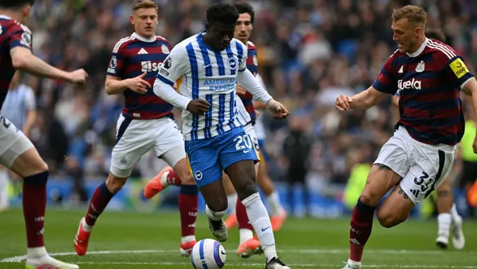 Bek Newcastle United asal Inggris #33, Dan Burn (kanan), bertahan dari gelandang Brighton asal Kamerun #20, Carlos Baleba, dalam pertandingan Premier League Inggris antara Brighton dan Hove Albion dan Newcastle United di Stadion American Express Community di Brighton, Inggris selatan pada 4 Mei 2025. (Glyn KIRK/AFP)