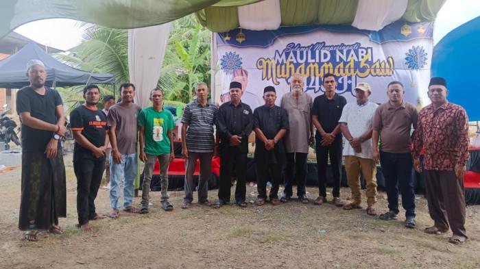 FOTO BERSAMA - Keuchik Kajhu, Kecamatan Baitussalam, Aceh Besar, Khairizal, foto bersama panitia maulid gampong tersebut di halaman Masjid Al-Maghfirah Habib Chiek Kajhu, gampong setempat, Selasa (25/8/2026).