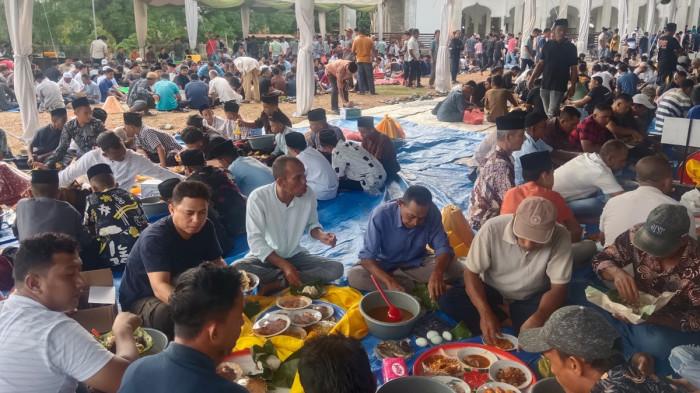 MAULID - Tamu undangan makan kenduri bersama saat peringatan maulid di halaman Masjid Al-Maghfirah Habib Chiek Kajhu, Gampong Kajhu, Kecamatan Baitussalam, Aceh Besar, Selasa (25/8/2026).