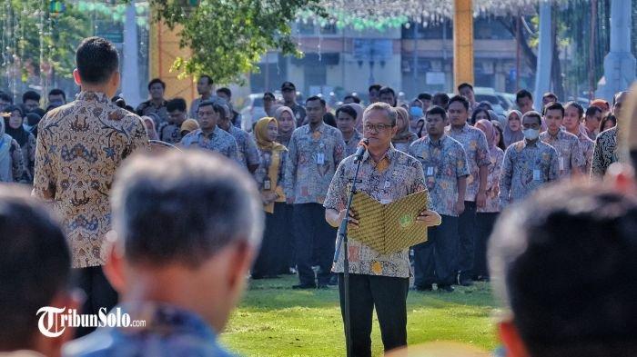 ASN - Ilustrasi Aparatur Sipil Negara (ASN) beberapa waktu lalu. Nasib guru Pegawai Pemerintah dengan Perjanjian Kerja (PPPK) jika beralih menjadi Pegawai Negeri Sipil (PNS) masih menyisakan sejumlah pertanyaan. Salah satunya mengenai status mereka, apakah nantinya menjadi ASN daerah atau ASN pusat.