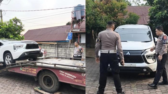 KENDARAAN-Sebuah mobil Mitsubishi Xpander dengan nomor polisi BD 1738 EP terparkir selama hampir dua pekan di area parkir Rumah Sakit (RS) Tiara Sella, Kota Bengkulu. Kendaraan tersebut diketahui berada di lokasi sejak 12 Agustus 2026 dan hingga Senin (24/8/2026) belum juga diambil oleh pemiliknya.